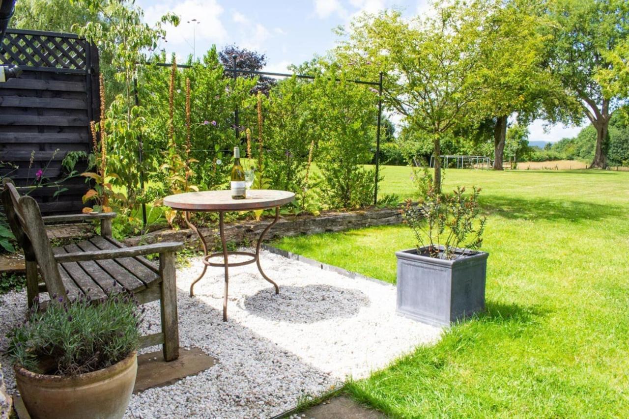 The Tractor Shed Apartment Usk Bagian luar foto