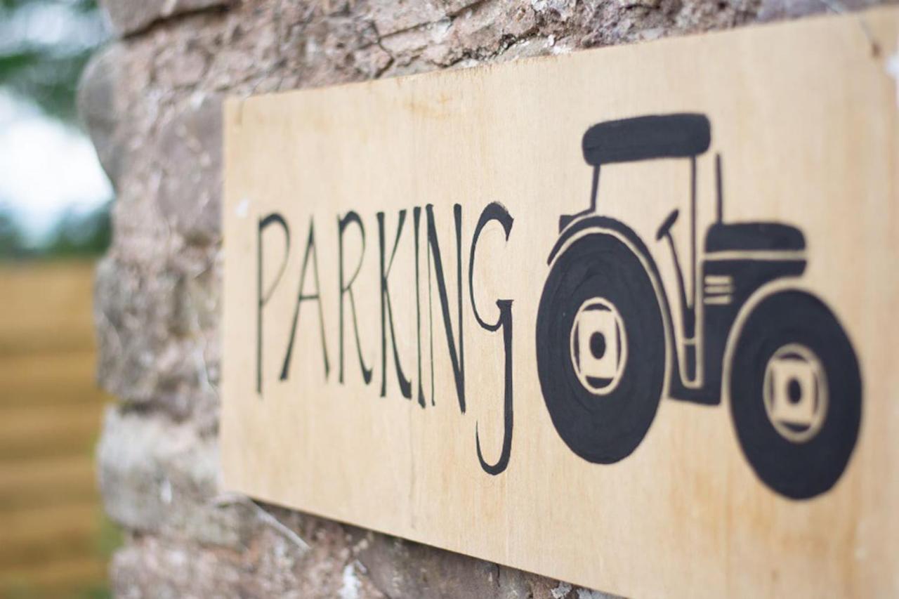 The Tractor Shed Apartment Usk Bagian luar foto