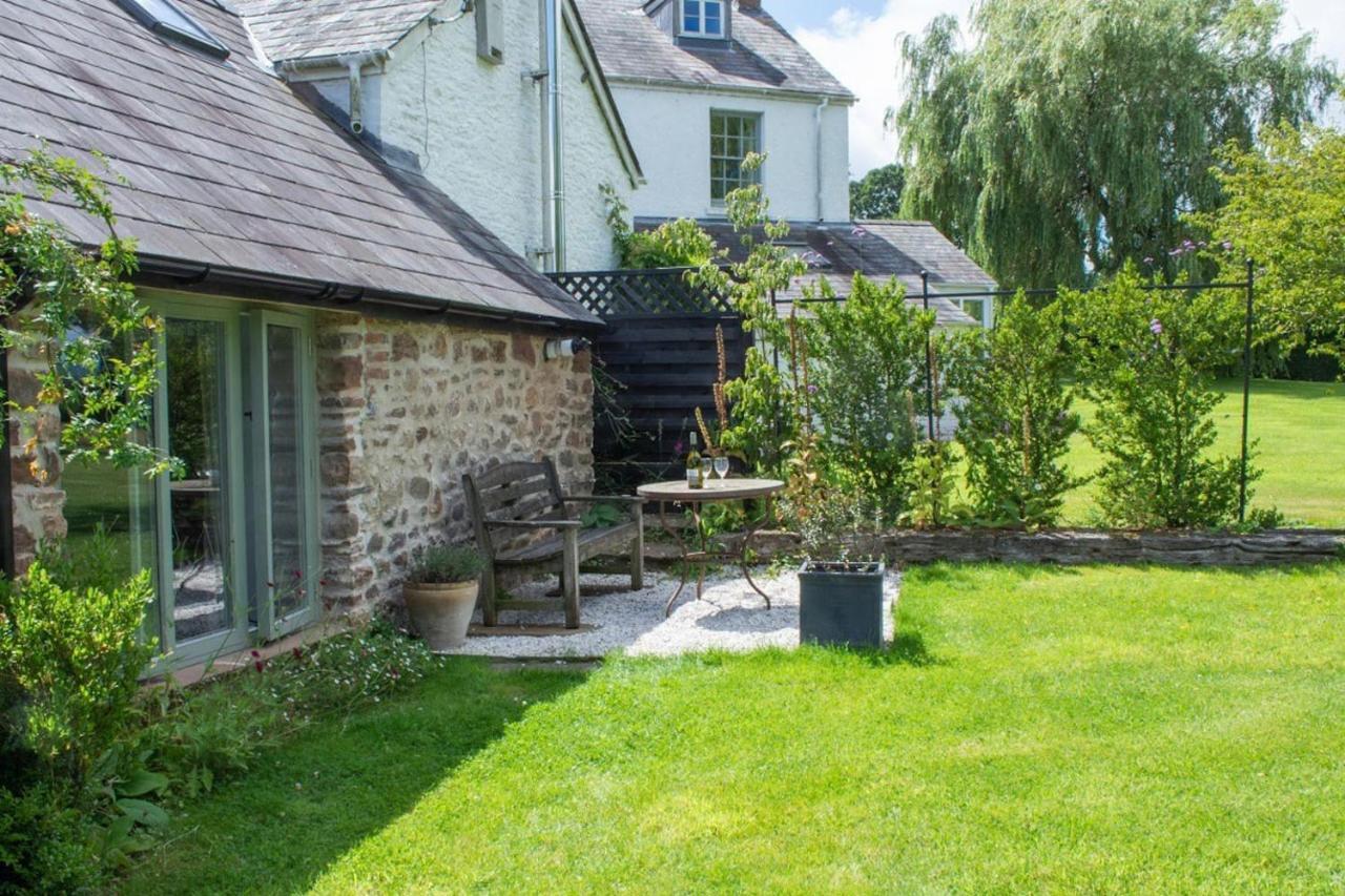 The Tractor Shed Apartment Usk Bagian luar foto