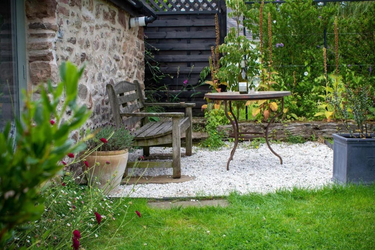 The Tractor Shed Apartment Usk Bagian luar foto